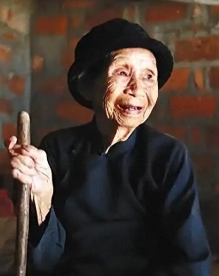 谁能想到当年海南才十四岁的小姑娘，田间干活撞见日军险些被刀劈，还误以为军官心存善