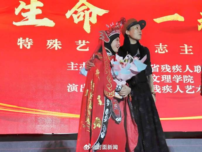 【#川剧变脸唐氏女孩母亲回应走红#：女儿像一块有洞的布，但依然闪闪发光】#母亲称