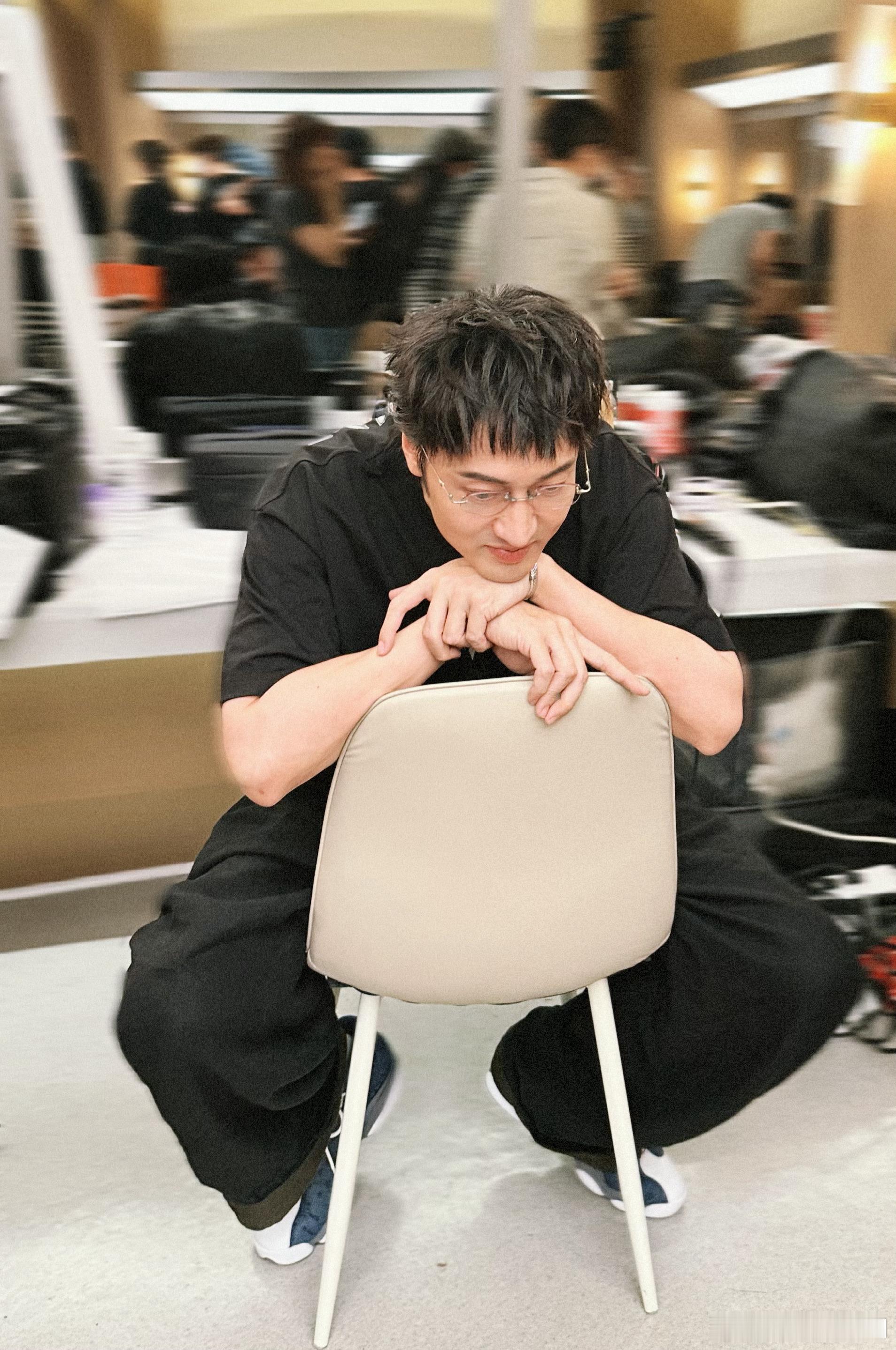 王传君王传君被张卓尔高音震撼到了王传君跳爱的主打歌披荆斩棘 披哥队长名场面，一边