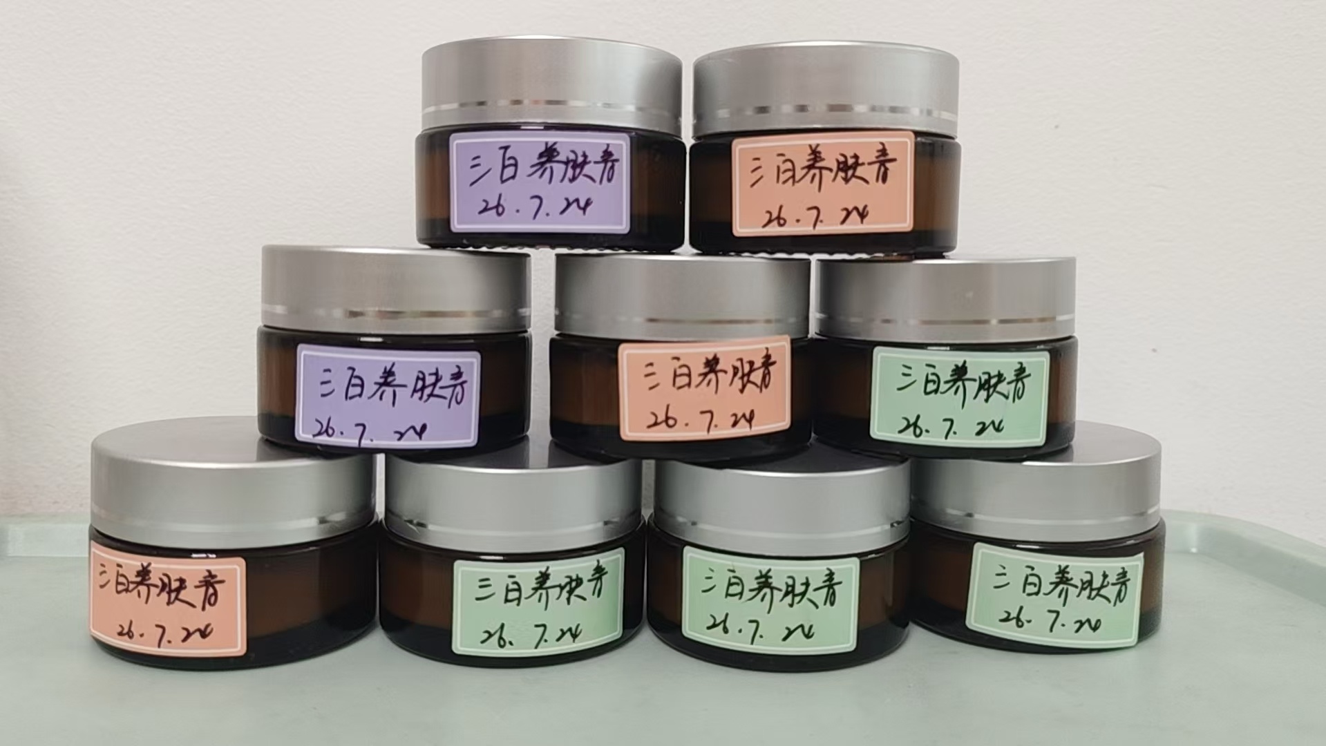 新做的三白膏，想提亮肤色，就用三白。 