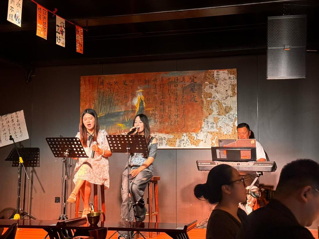 四七大剧，精彩纷呈之六八——东篱讲话
四七大剧，东篱老师只是众多群演中的一位，她