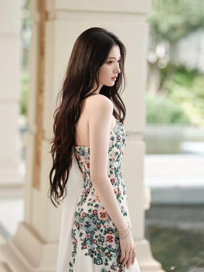 王楚然 乱花渐欲迷我眼 满屏的花与她相映成趣，王楚然举手投足间都散发着温柔气息。