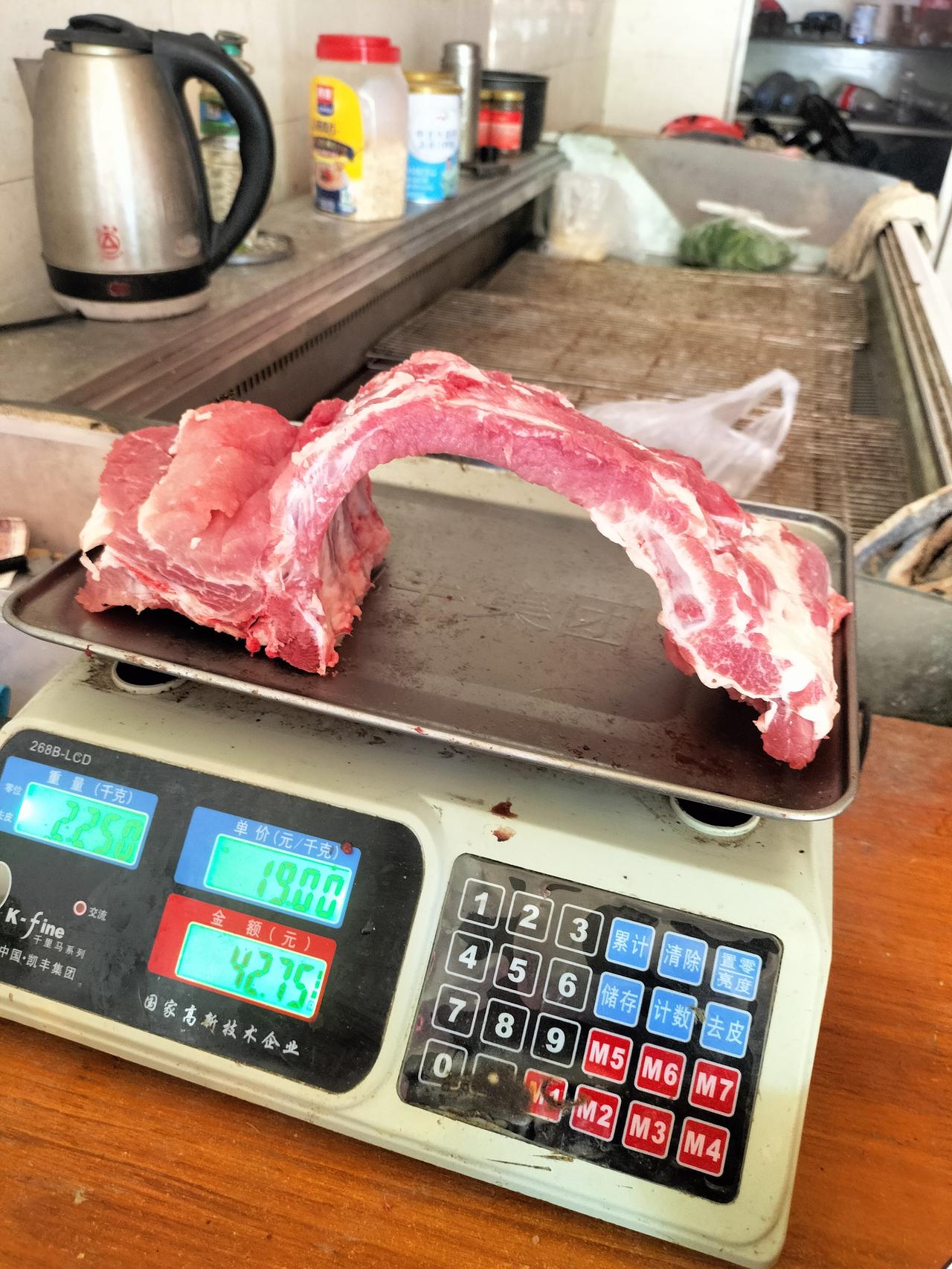 排骨19元钱一斤，好久没有吃了，我是中午去买的，看到很新鲜的排骨，我跟老板娘砍价