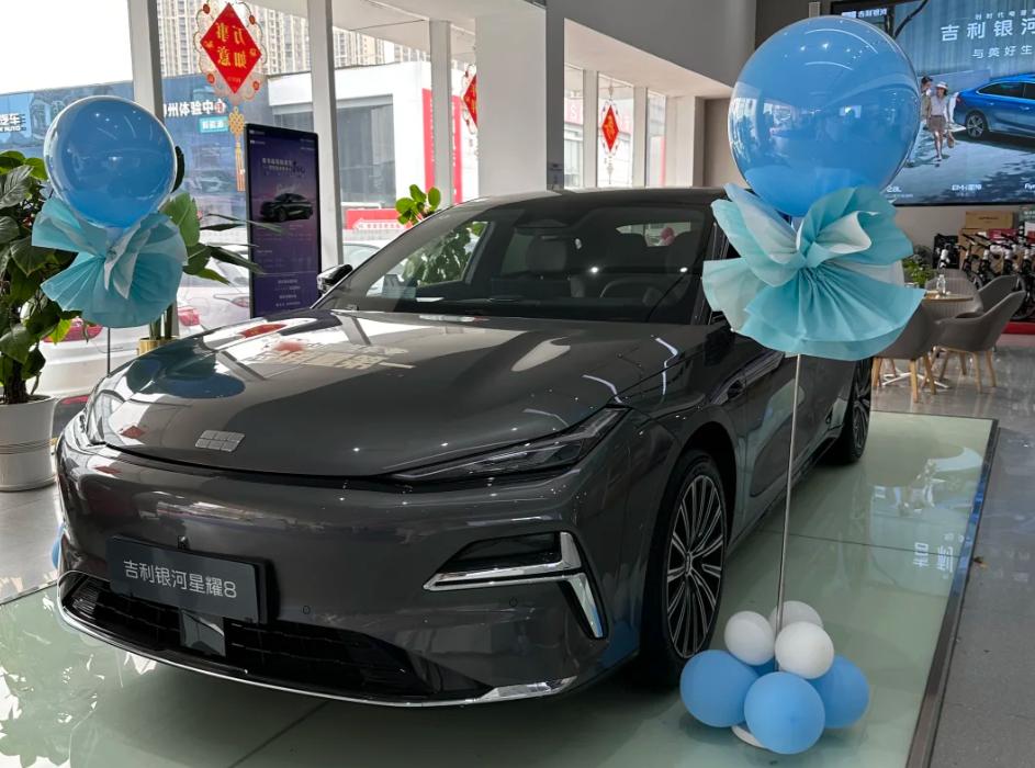 打工人看到豪华的光了，星耀8远航家来了这台车发售价的12.98万元起步，但给的配