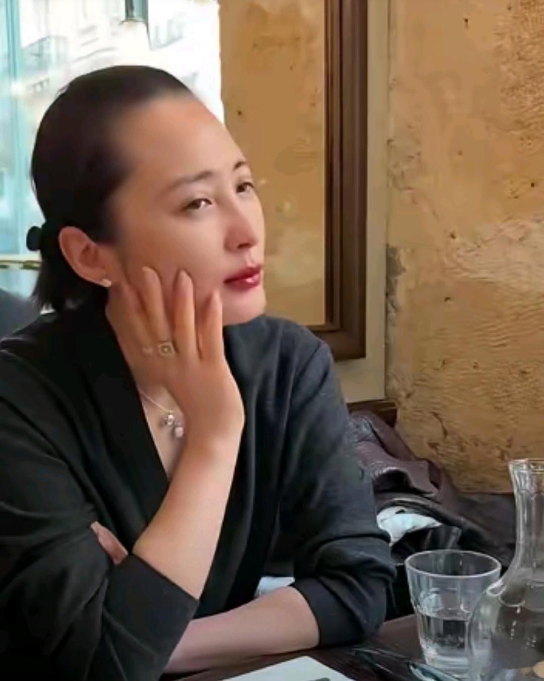 蒋勤勤的发际线让人堪忧。婚姻真的磨砺女人吧！ 