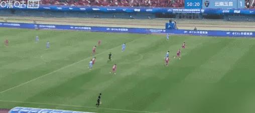 他刚打进扳平球，身价却暴跌一半。这个刚果人为了中国护照，等了整整一年，最后等来一