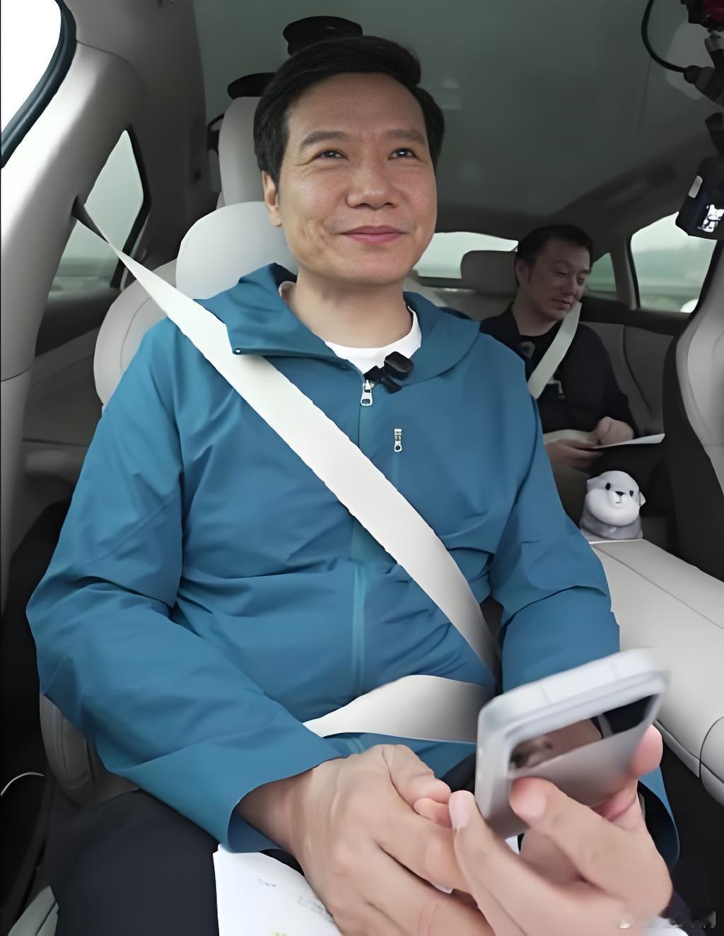 雷军15小时直播，1313公里只充1次电，直接把续航焦虑这个词给干没了。别人PP