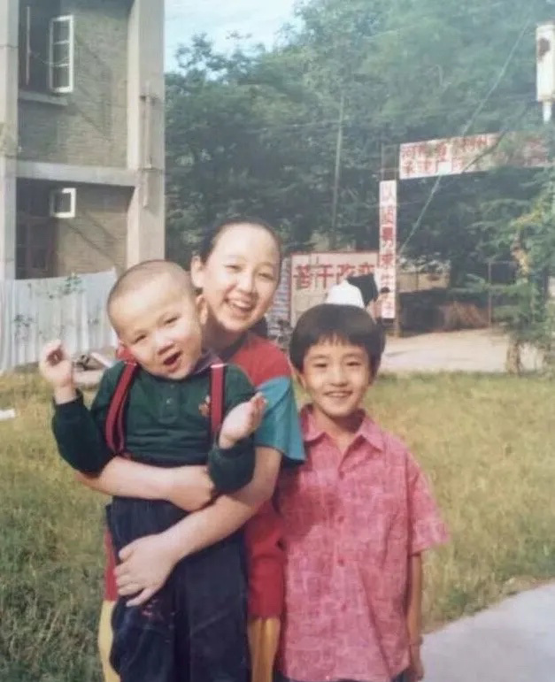 三个小童星合影，你能猜出都是谁吗？没错！分别是关凌、巴图and杨玏。小时候的三个
