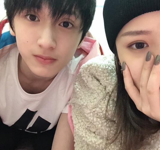 严浩翔让妈妈给同学化妆，严妈出场散发贵气，精致的像童话公主 
