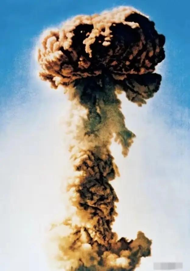 1969年。有人问毛泽东：“那我们的核弹投向哪里?”毛主席大手一挥说：“全部扔到