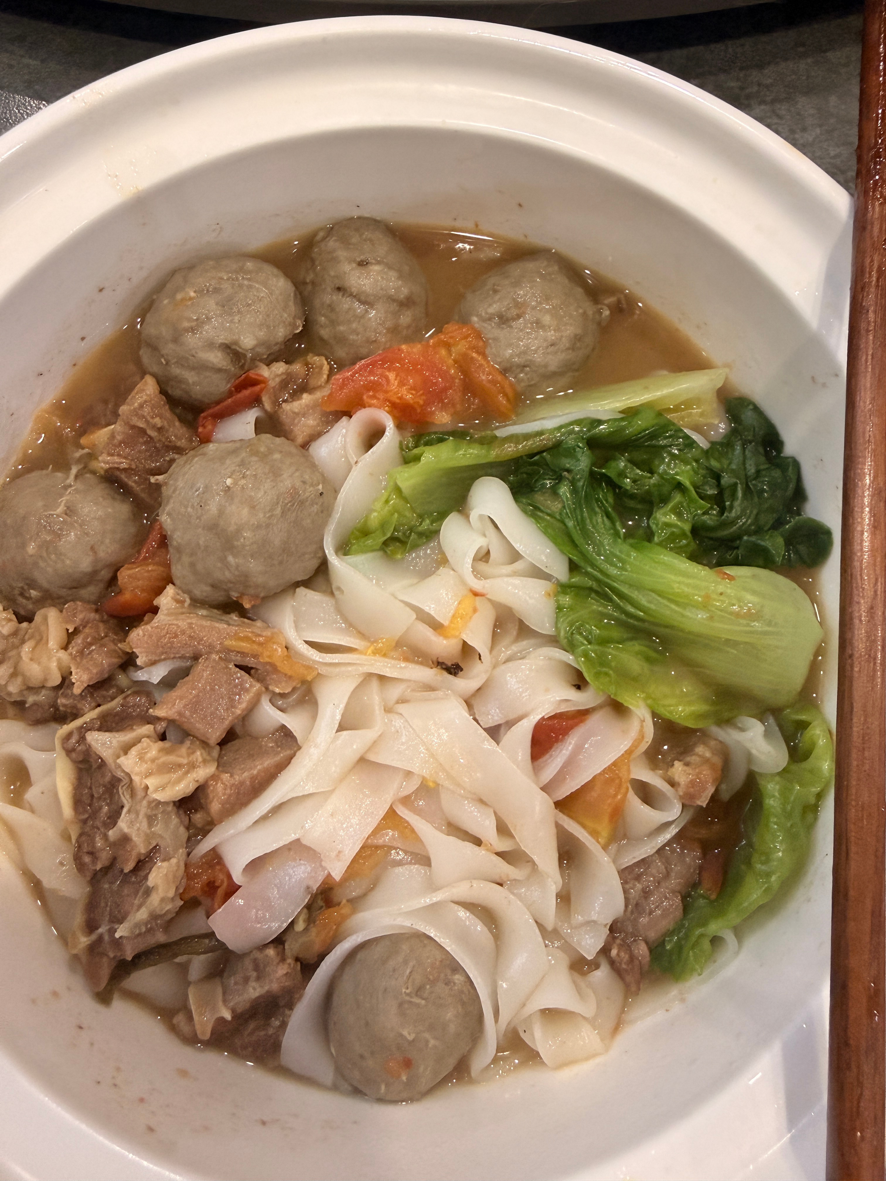 天热了 又是只能一日三餐都吃粉！但是别看我吃得多 饭后二十分钟靠墙站 60个深蹲
