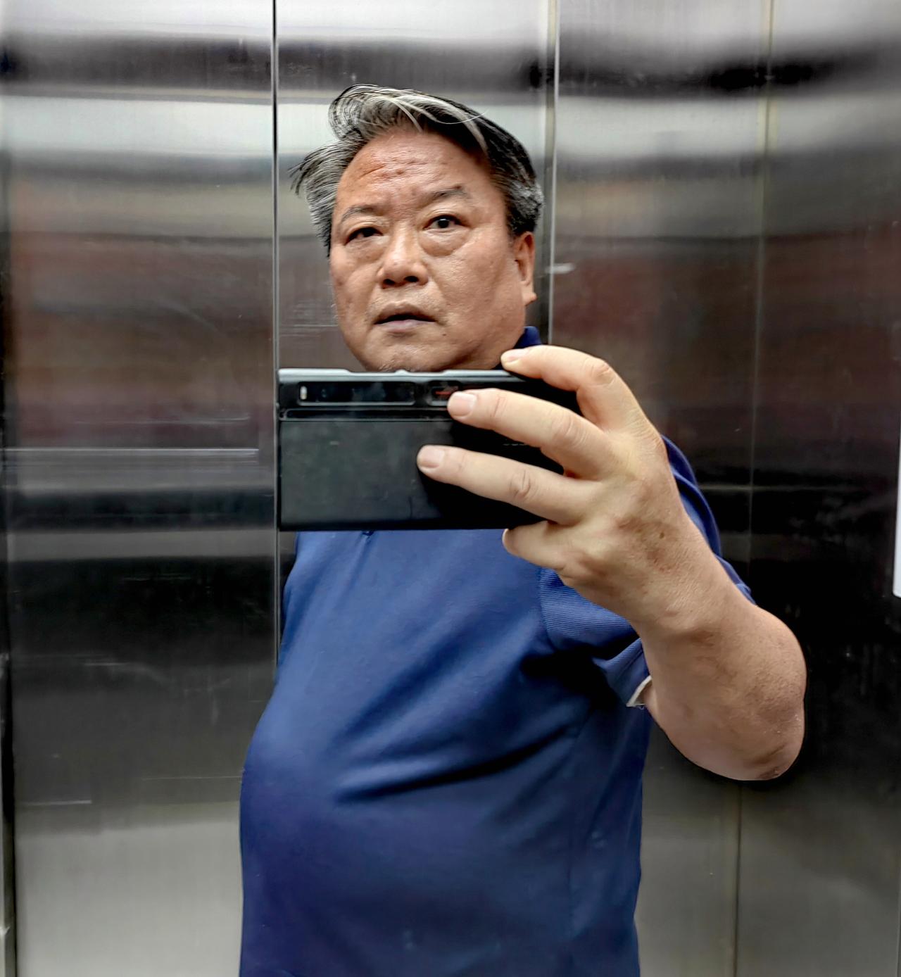 午间下楼，步行3公里，平均配速11分11分11秒，不快不慢。一身大汗。
​下楼时