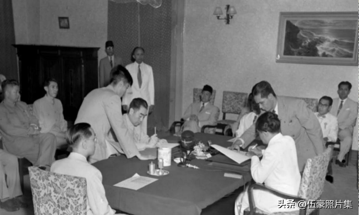 1955年4月22日清晨8时，周恩来总理以中国外长的身份与印尼外长苏纳约举行了签