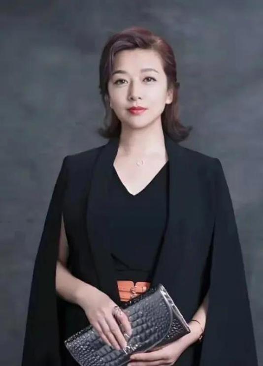 演员江珊说：“当年我跟高曙光离婚后，在工作时又遇到了小9岁的靳东，靳东他有次去昆