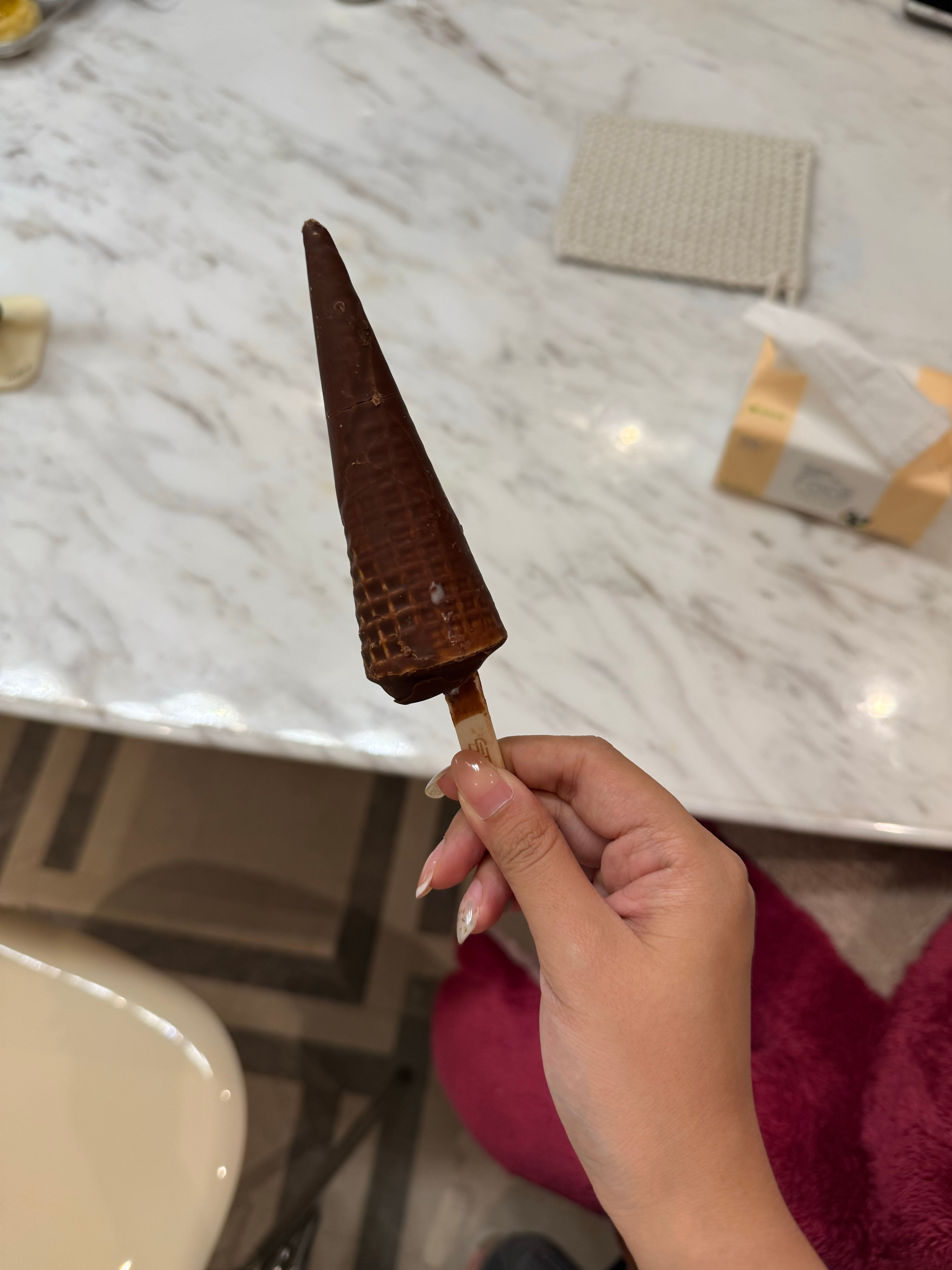 萌宝们盒马这个冰淇淋好好吃平时吃冰淇淋不喜欢吃顶上的只喜欢甜筒这个就素冰淇淋+甜