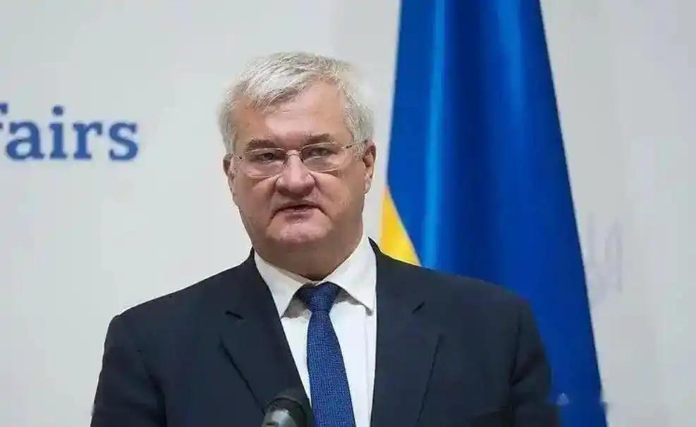 悲情！
俄乌停战还没整明白，乌克兰又整活了，乌外长直接宣布凡购买俄罗斯原油的国家