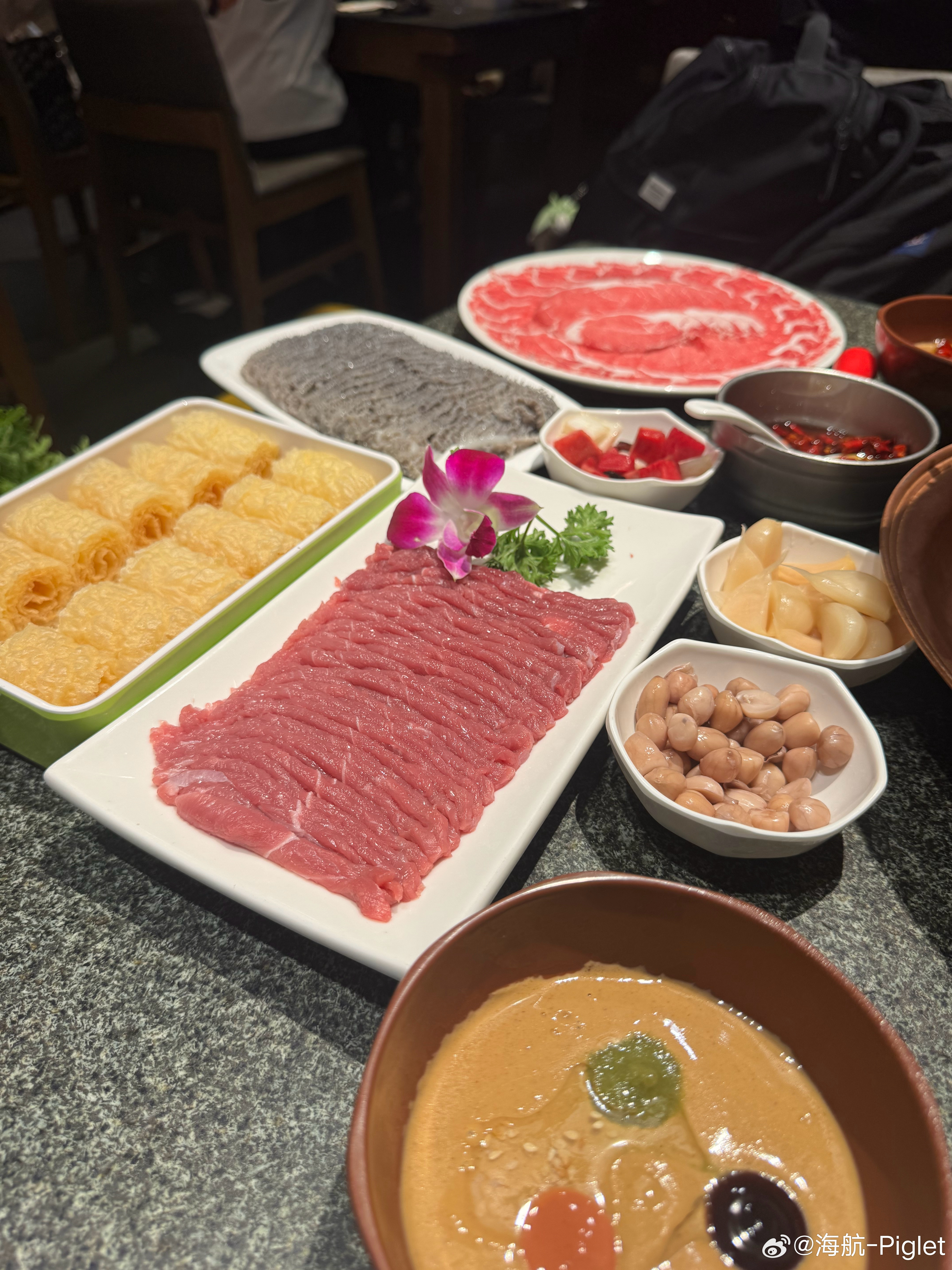 出了涮羊肉，我真不知道北京还有啥好吃的[允悲] ​​​