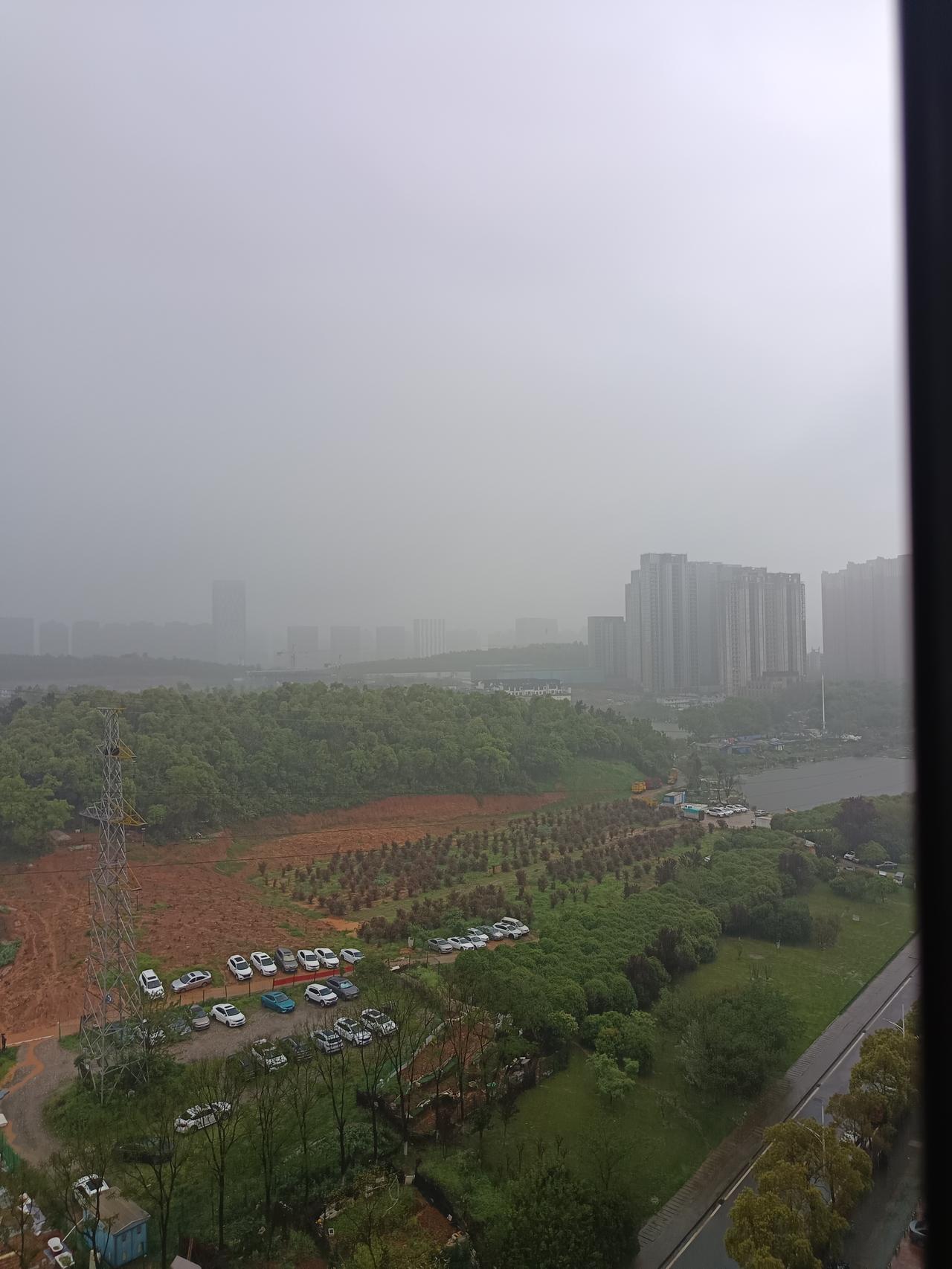 武汉的天气说变就变，昨晚凌晨武汉下起了冰雹，今天从九点钟起一直大雨倾盆，到现在还