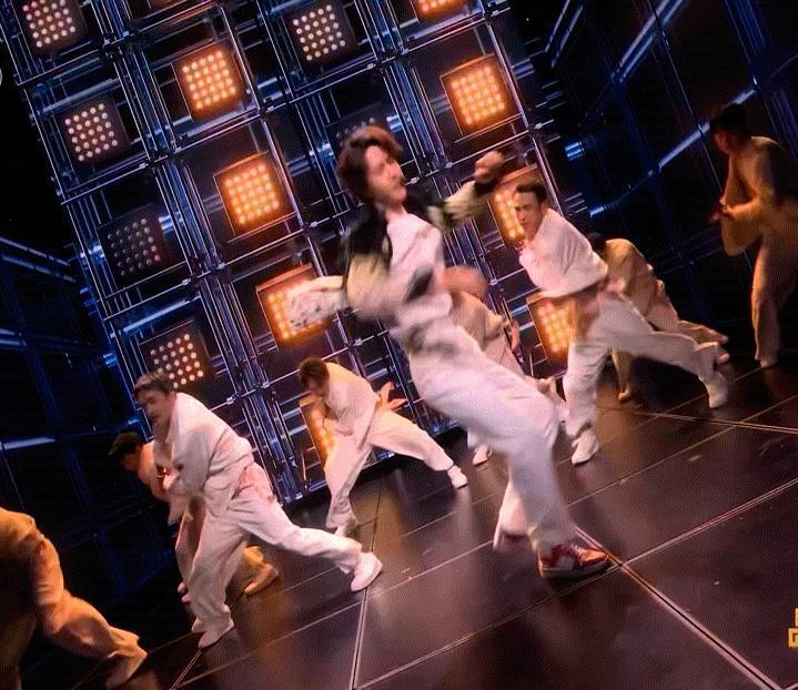 王一博把春晚地板跳坏了？导演组非但没生气，反而偷着乐。
 
你以为那是普通木地板