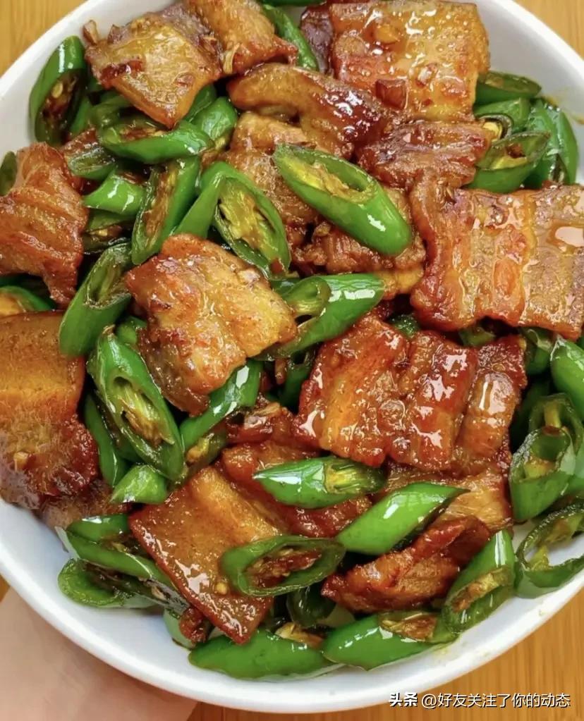 正宗回锅肉的5个关键秘诀，鲜香不腻超地道
 
回锅肉是经典川菜，想要做到肥而不腻