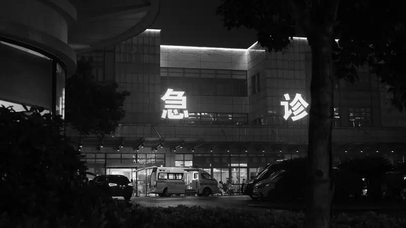 南京市民在江苏省人民医院挂急诊，等了2个多小时才看上病，当时急诊内科只有两名医生