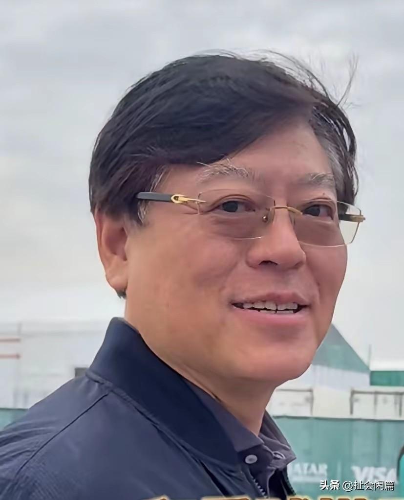 联想的老大杨元庆去看世界杯了，陪在他身边的是联想的高级副总裁乔健。

乔健，今年