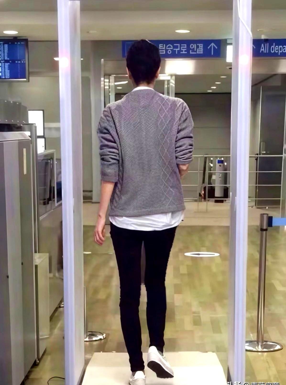 谁能想到，一件看起来像地摊货的普通灰毛衣，能被全网追着要链接。

王菲就这么穿出