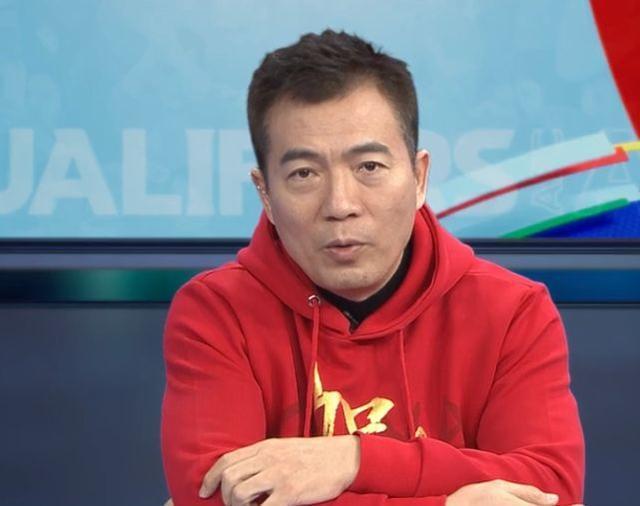 #黄健翔说我支持穿蓝色球衣的队伍#虽然我们也和他一样同款，支持蓝色球衣队伍，但是