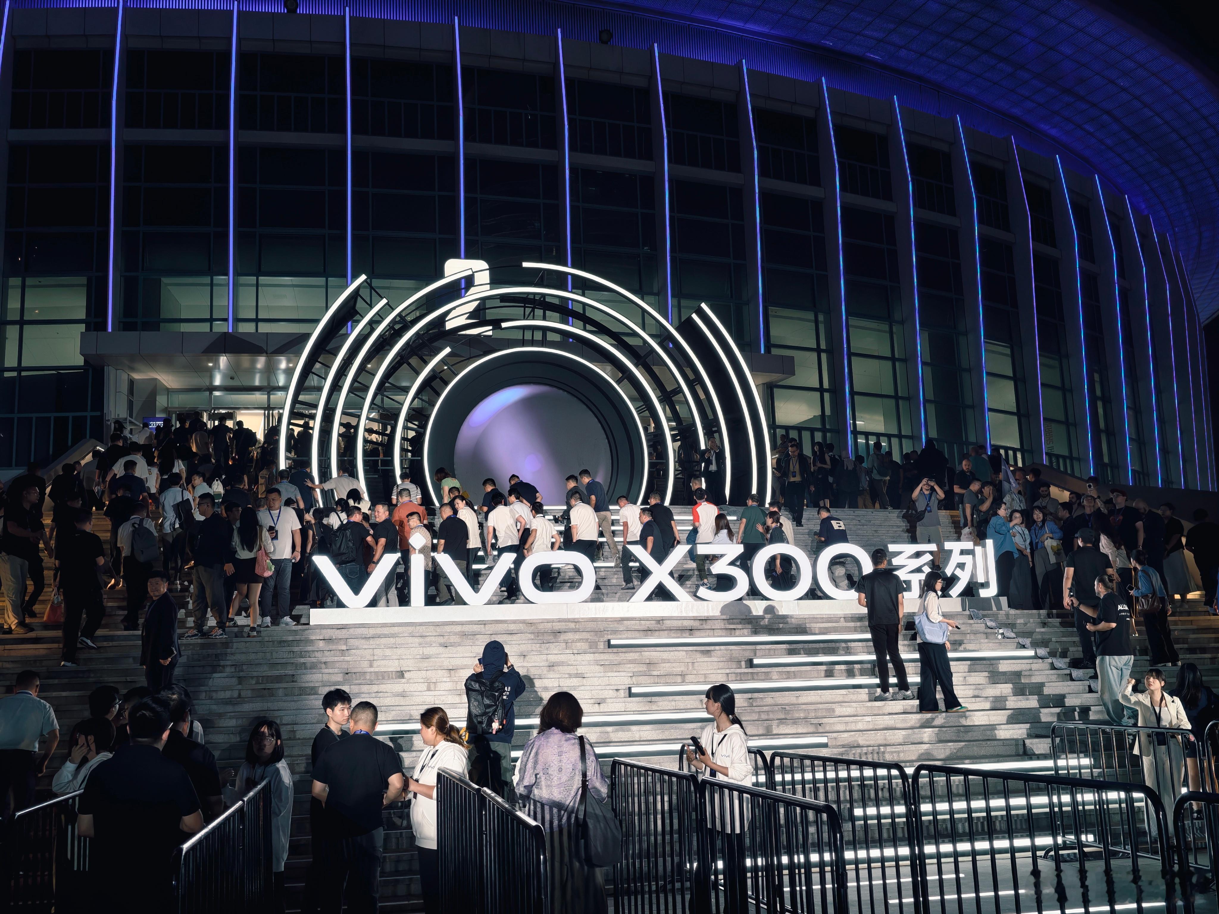 来了。来看看vivo x300系列 我现在真的坐在山顶可惜没给我配手机[doge