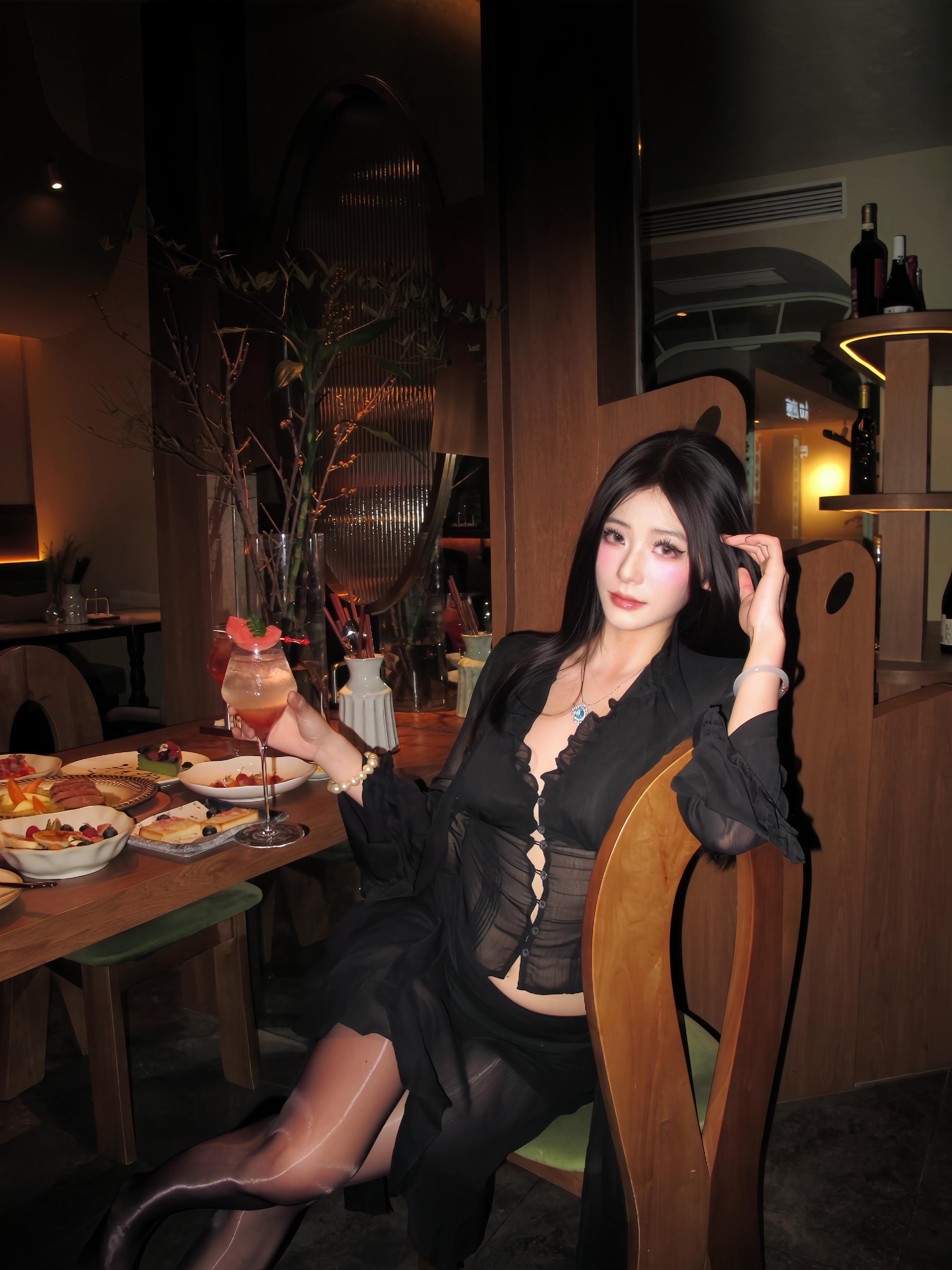 我就是在吸引你的目光 你舍得离开吗。