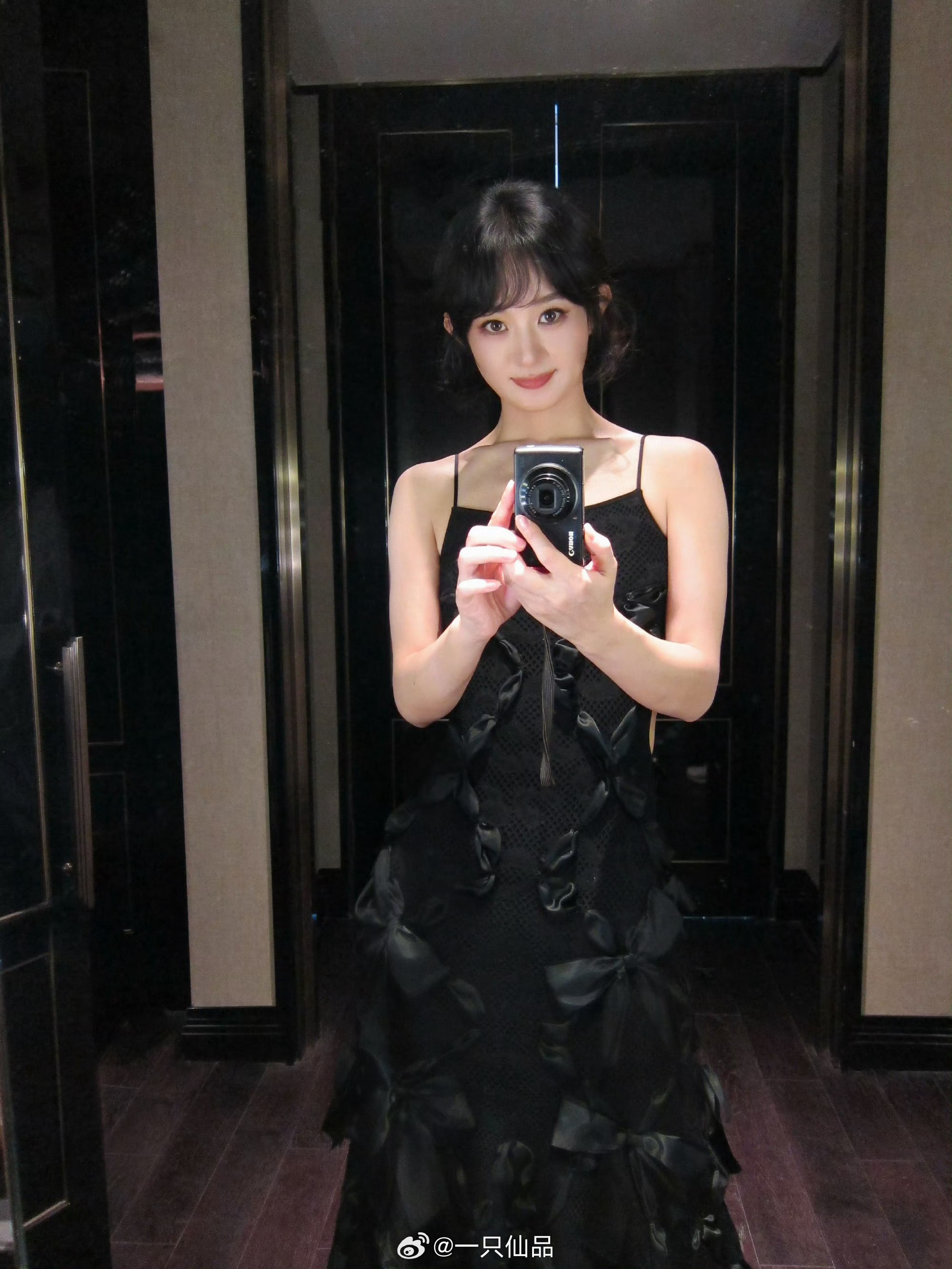 赵丽颖自拍真的绝美，短发黑裙清冷感拉满不刻意不内卷的真实状态，美得毫不费力，又极
