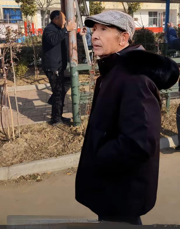 周边村民因并村领到刘强东万元红包 光明村的老人都领到钱了，就这个可怜的老头没领到
