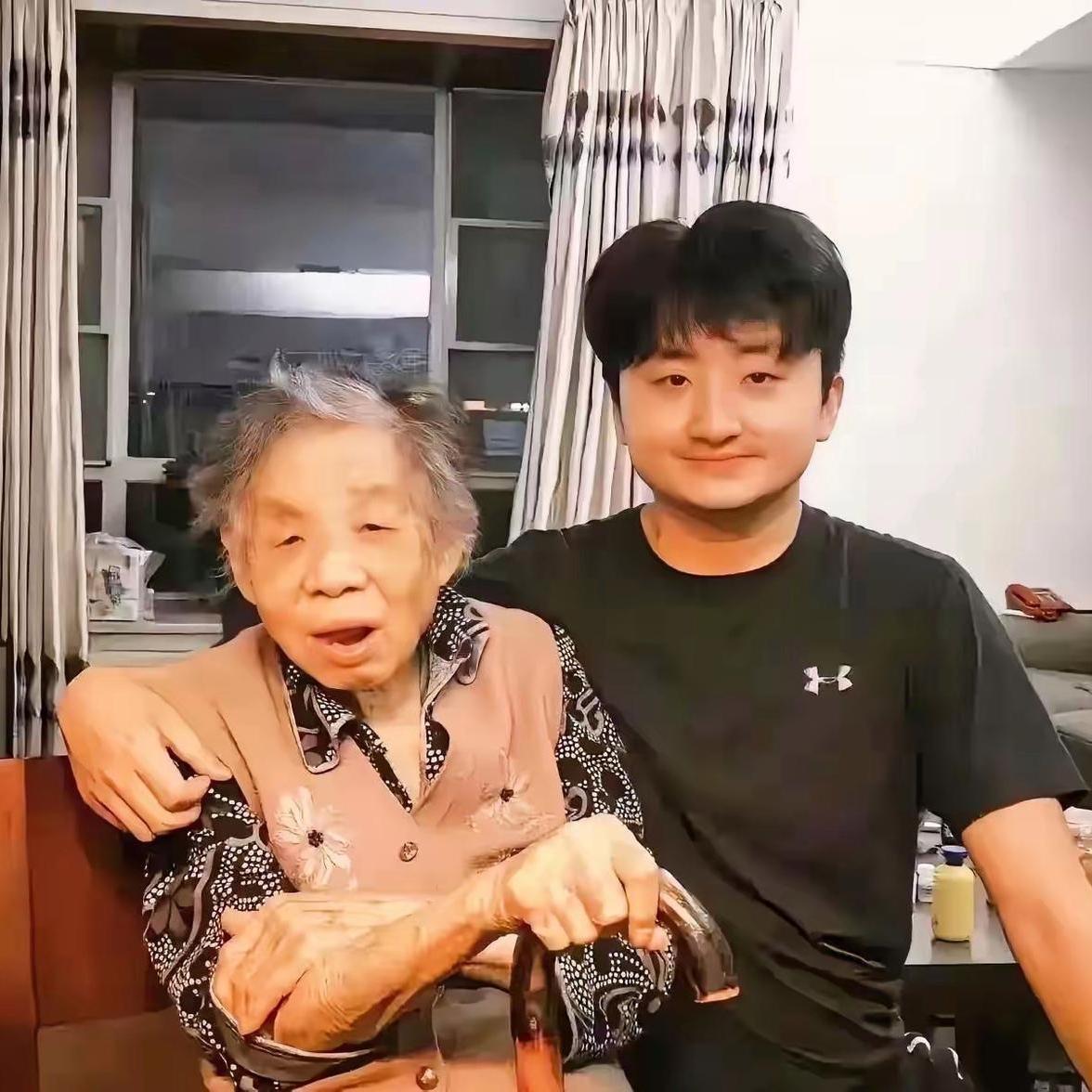 暑假昼夜颠倒躺平的大学生，被老爸一招治服了
 
大二男生放假在家日夜颠倒，白天闷