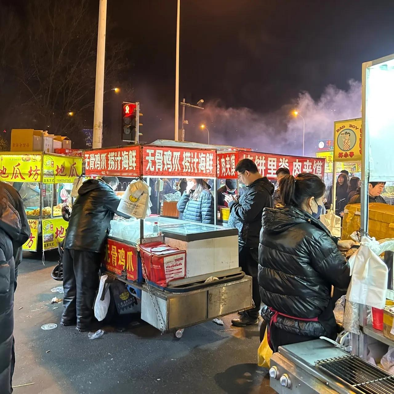 搞不懂越来越多人摆摊了，是不是赚不赚钱无所谓，重要的是听别人叫我一声老板。