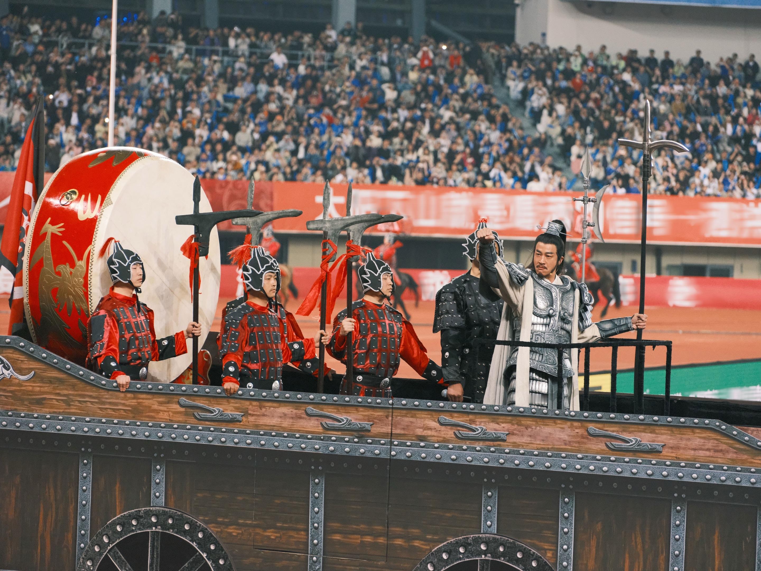 京东让何润东项羽还原度封神 苏超赛场拉开帷幕，宿迁队往年那股不服输的劲儿，配上何