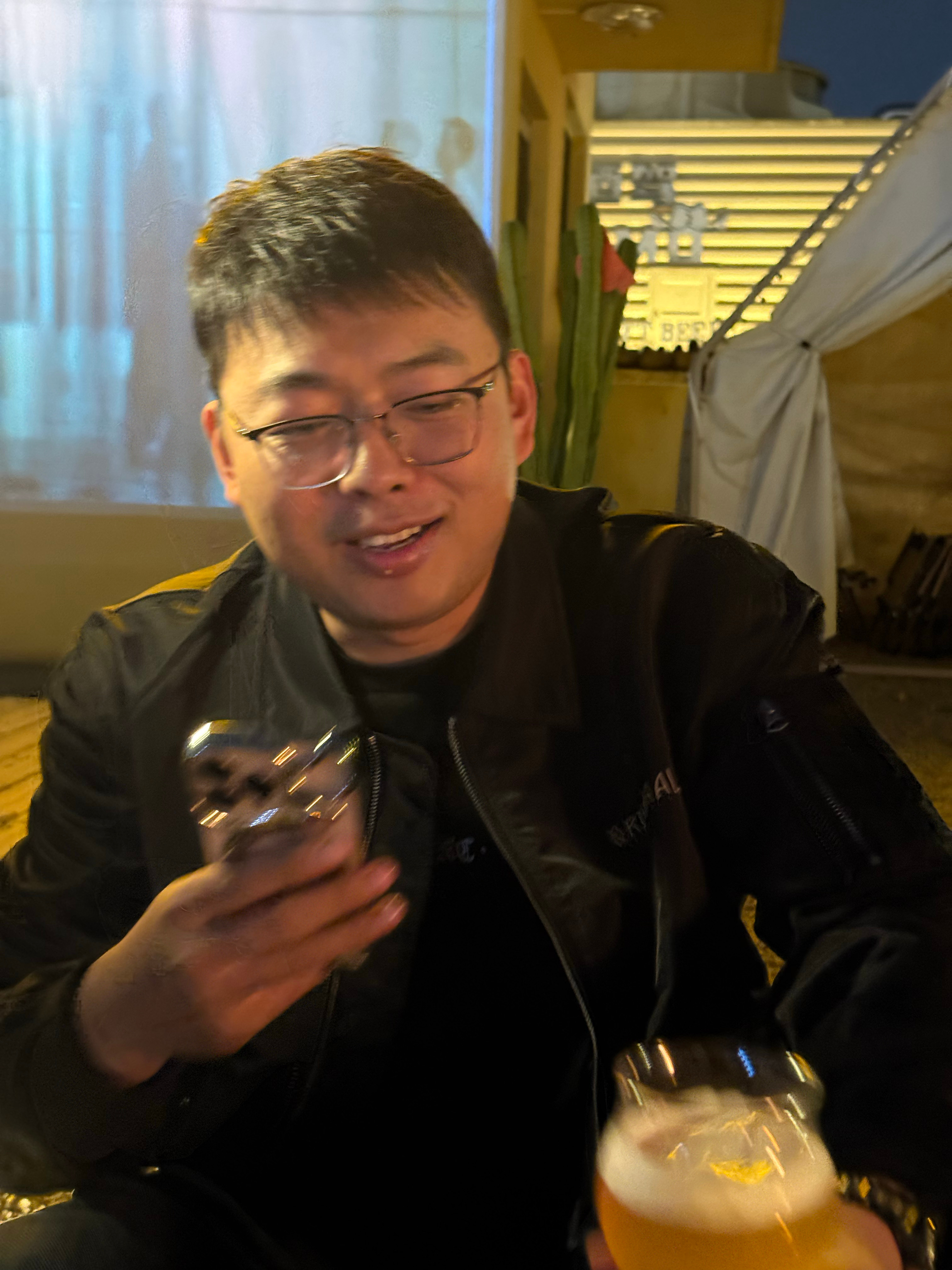 酒醒了，想起昨晚科技新一说他买小米股票赚了一千多万，说真的，比杀了我还难受。[泪