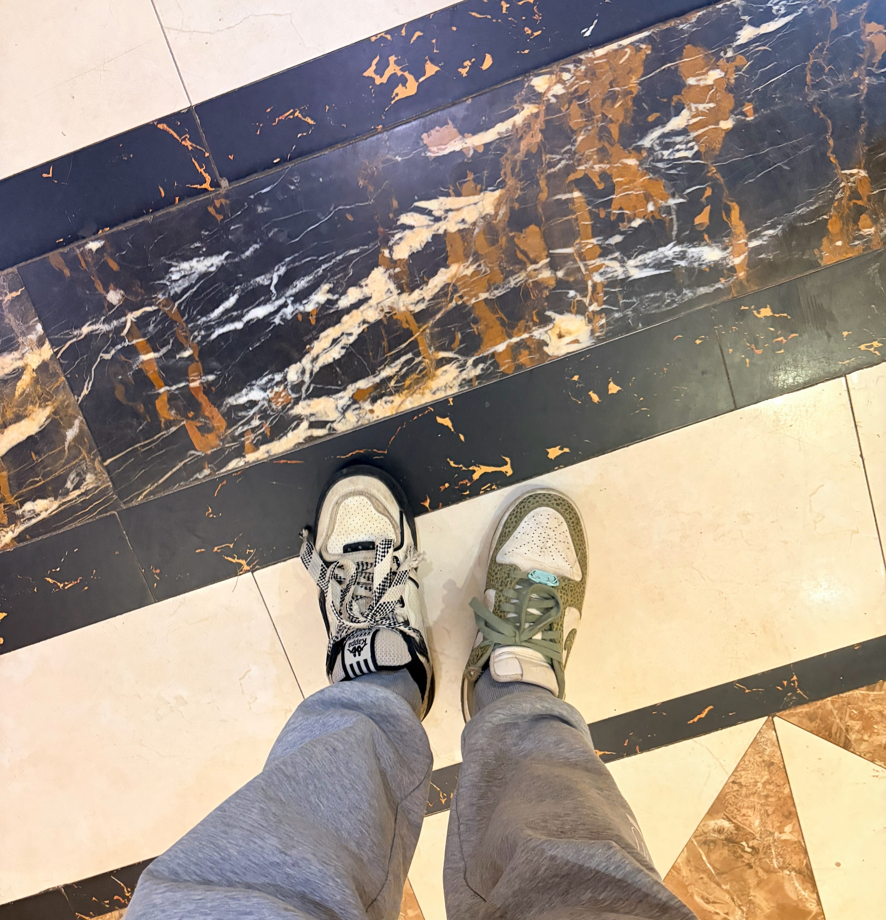 刚走路感觉左右脚高低不一，以为自己脚跛了，低头一看，特么出门穿错鞋了。