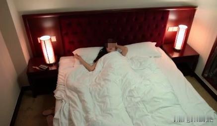 山东，女孩小赵与两男子喝酒撸串，和其中一男子张某互动过于亲密，结束后让张某送其回