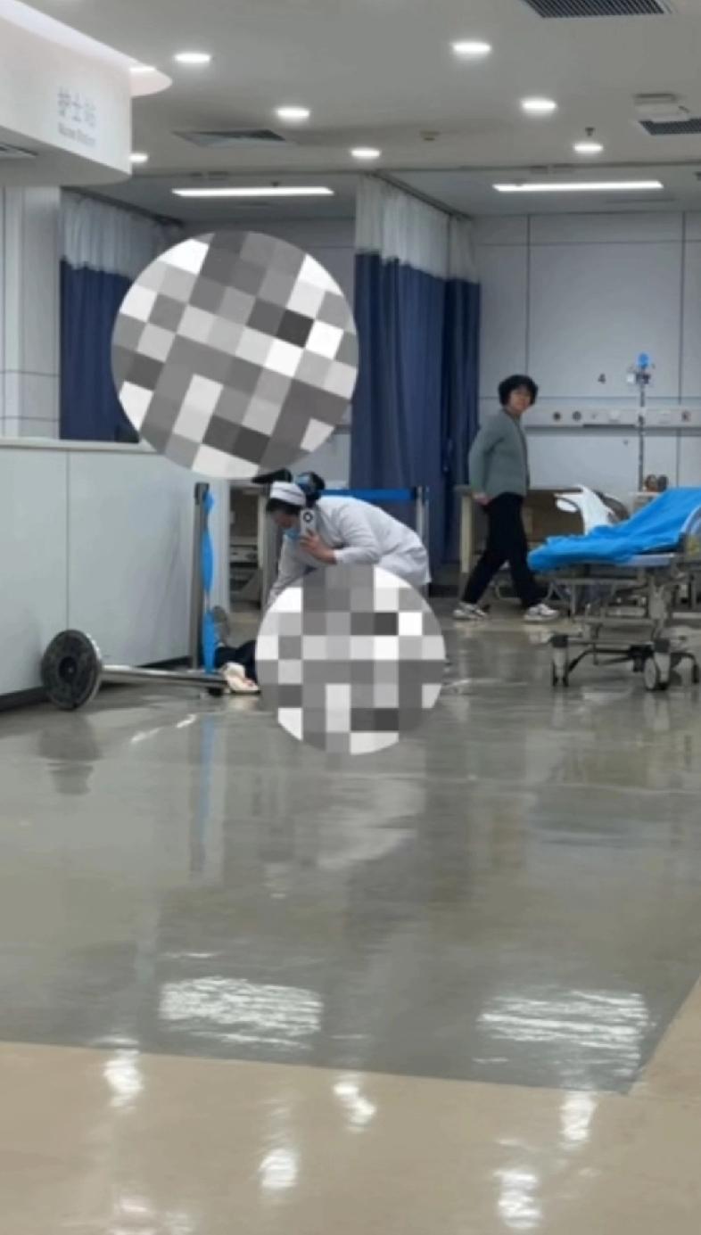 这么年轻咕咚一下就倒下了，我亲眼看见的吓我一跳，大家一定要注意身体，别熬夜了
张