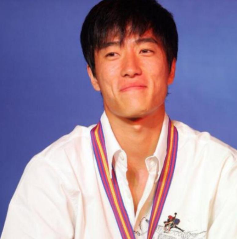 2004年，刘翔夺冠后，开发商送给他一套价值225万的房子，他却转身送给了教练。