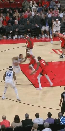 凯文·杜兰特这球防守得很差，没有给温德尔·卡特上身体，导致后者直接顶开他轻松跳投