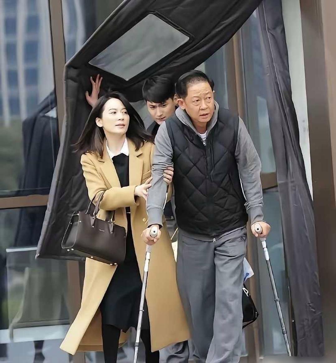 王志文拄拐，俞飞鸿伸手一搀——新剧路透这张，老粉直接坐直。

《大丈夫》那年，他