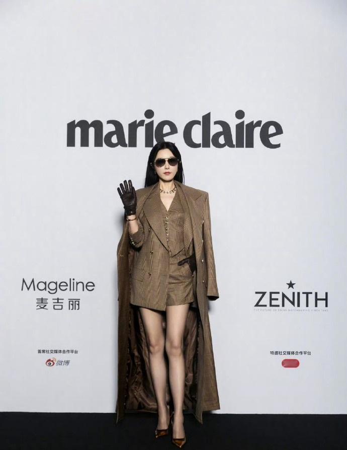 近日曾黎去出席女性影响力之夜活动，她这次穿了一身米色的衣服，凸显出了满满的高级感