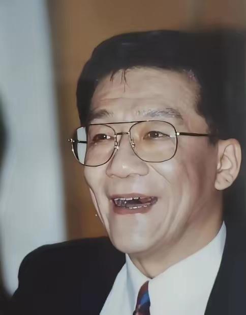 1986年，侯耀文为跟韦唯在一起，离开了发妻刘彦。

两人同居一年多，新鲜劲儿一