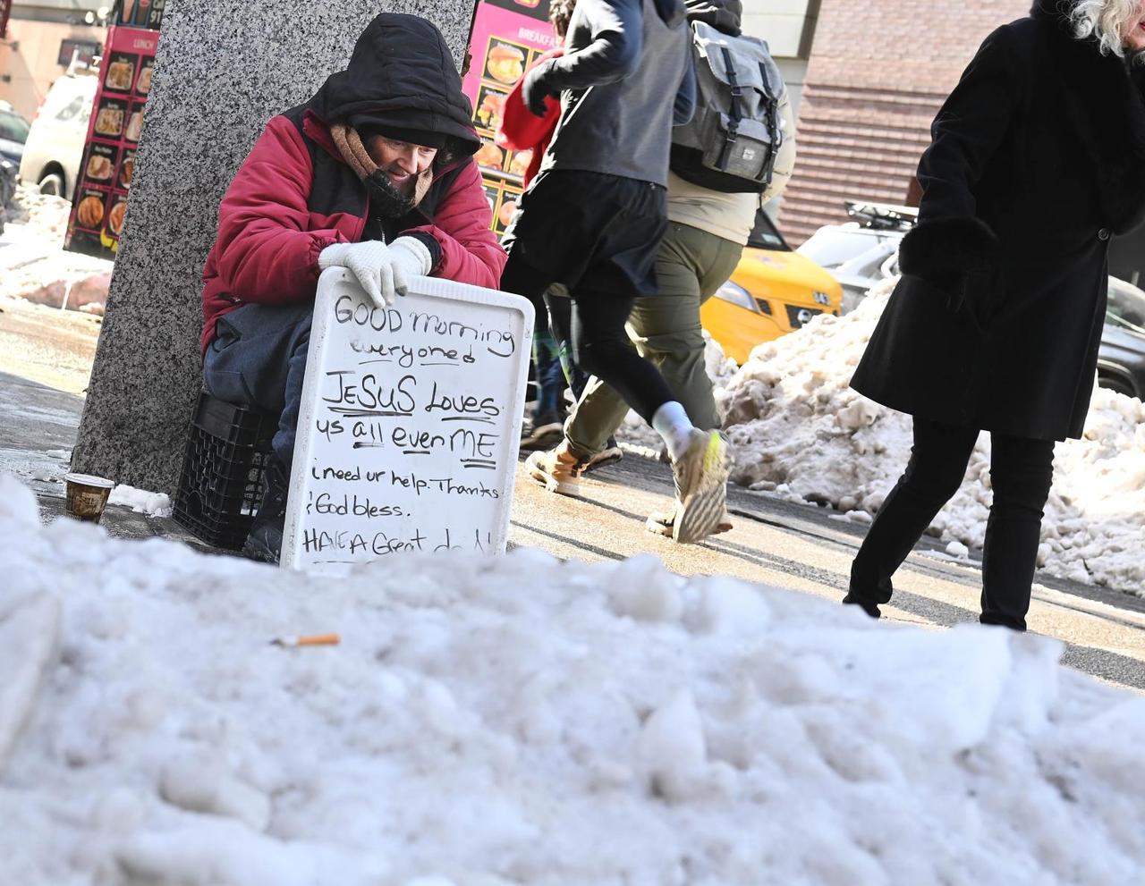 寒潮下美国流浪汉的震撼照片：举牌子求助无人问津，说耶稣爱所有人！这是美国媒体拍摄