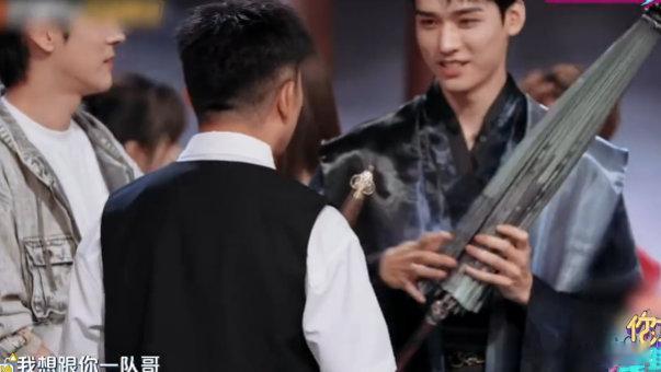 龚俊问何炅他的武器伞帅不帅未播花絮挖到宝了！龚俊撑伞出场那一下真的绝，拉完杨迪的