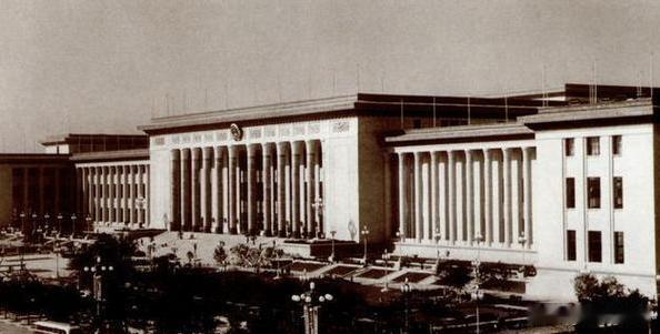 1949年，梁思成向中央提议要把人民大会堂建在五棵松，中央考虑的空档有个苏联专家