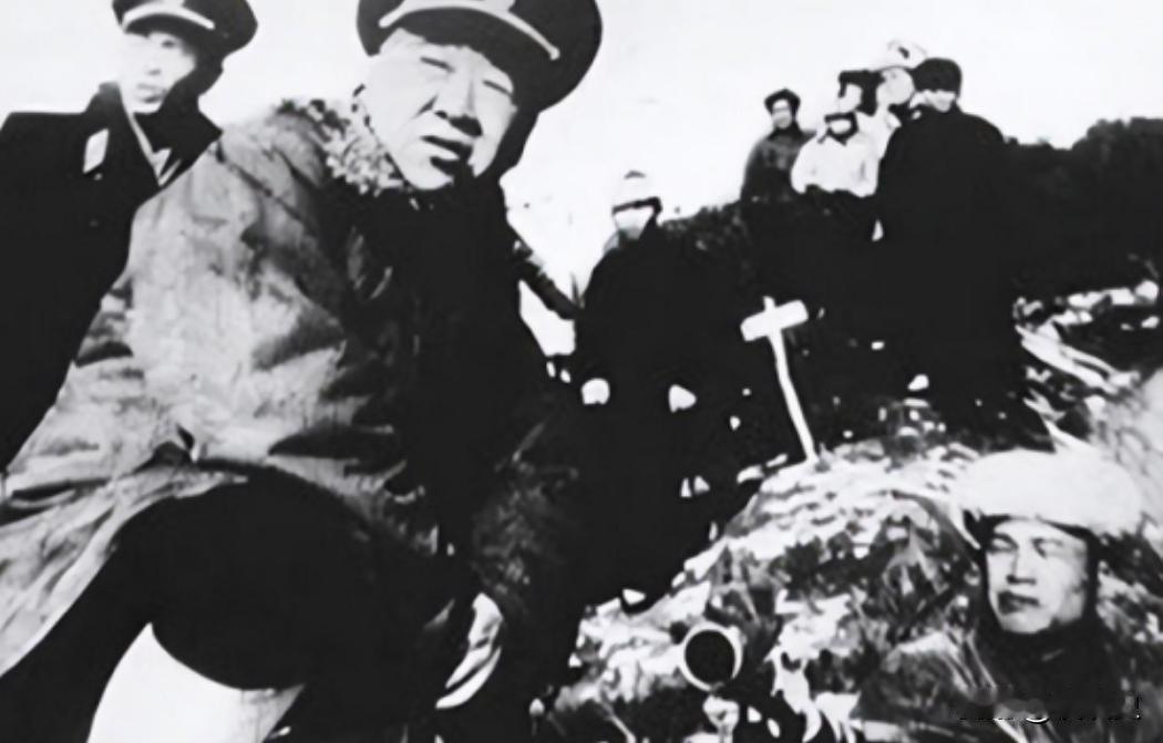 1946年，解放军为投诚的2000土匪设宴接风。席间，匪首脱下大衣，顺手挂到墙上