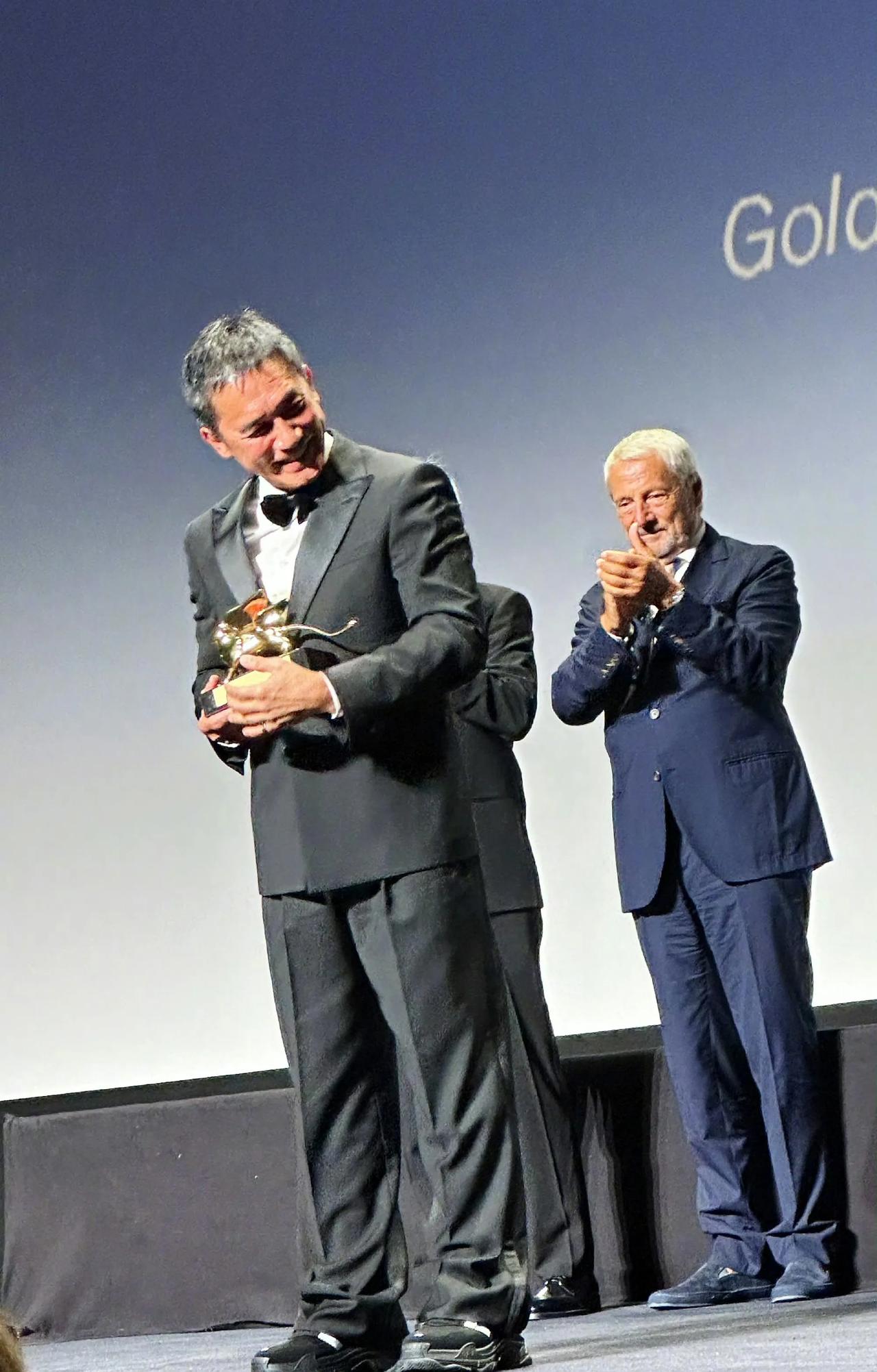 梁朝伟是真的老了，
跟刘嘉玲像是两代人。
一个满头白发，身体发福。
一个还如此明