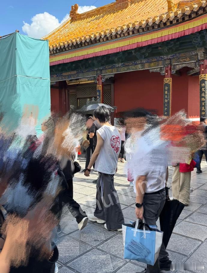 偶遇张真源和父母爬山旅游偶遇张真源和父母爬山玩得开心呀真源！ 